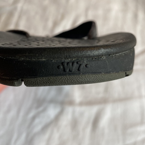 Chaco Flip Flops Womens 7 Eco Tread Black Leather Rubber Summer Beach Resort EUC - Picture 10 of 10